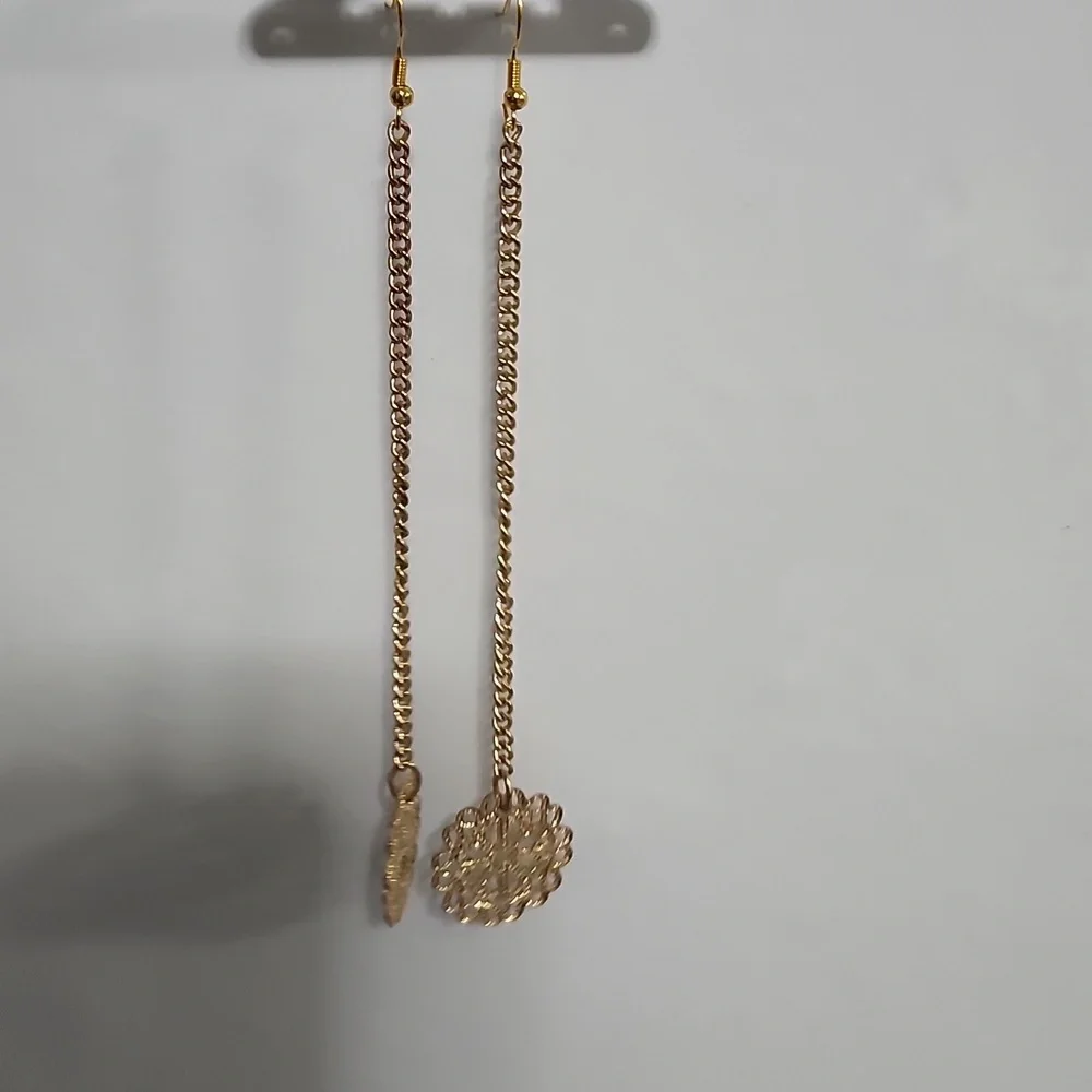 Handcrafted Golden Bloom Lace Elegant Gold Dangle Earrings - Picture 4 of 4